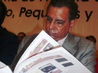 Tío Fide leyendo reportajes publicados en Grupo Acontecer