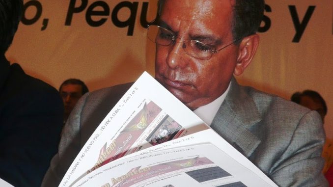Fiel lector de Grupo Acontecer Tío Fide leyendo reportajes publicados en Grupo Acontecer